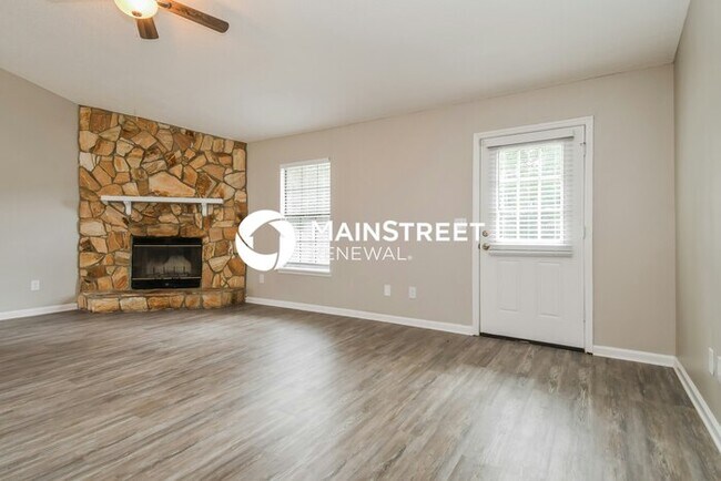 Building Photo - 3 Bedroom Pet-Friendly Home in Jacksonville, FL with Main Street Renewal