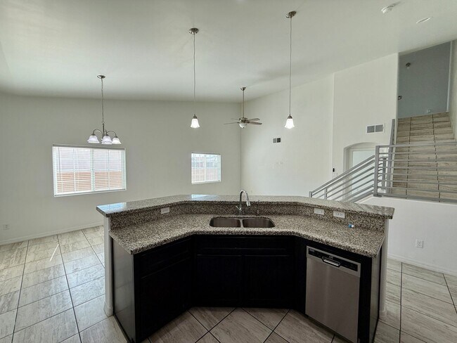 Foto del edificio - Two story San Luis Rental on a large corner lot.