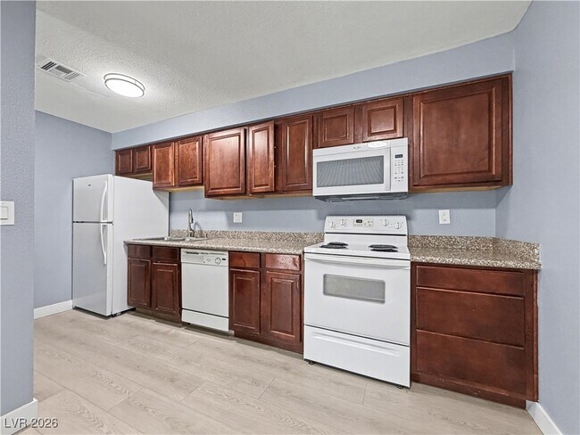 Foto del edificio - 5141 River Glen Dr