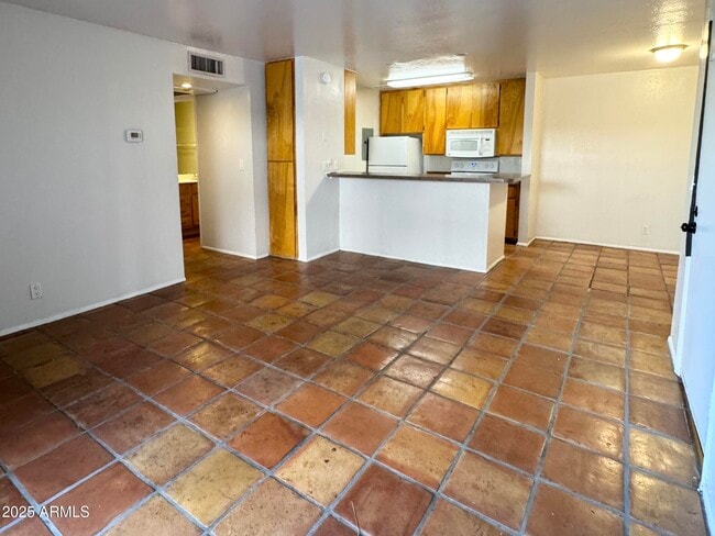Foto del edificio - 8055 E Thomas Rd