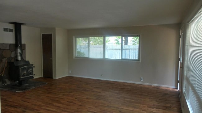 Building Photo - 5 Bd/2 Bth - Large fenced backyard!