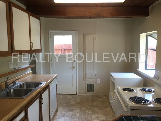Building Photo - 690 Southworth Dr