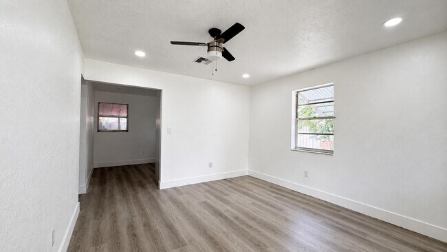 Foto del edificio - 528 E Lakewood Rd