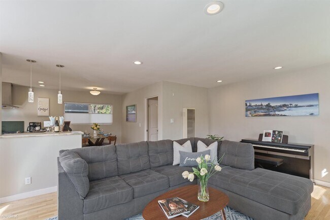 Building Photo - 3 br, 1 bath House - 3881 Pacific Gem
