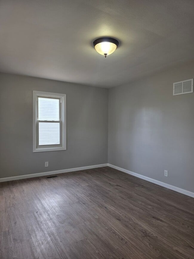 Building Photo - Updated Three Bedroom in Fostoria