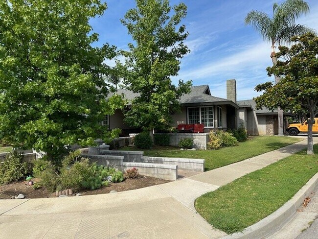 Building Photo - 4 Bedroom 2 Bath Pool Home!
