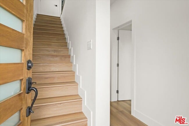 Building Photo - 910 N Hudson Ave