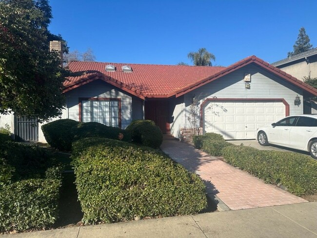 Building Photo - 1705 Edgebrook Dr