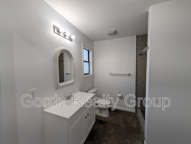 Building Photo - 2807 Bertram St