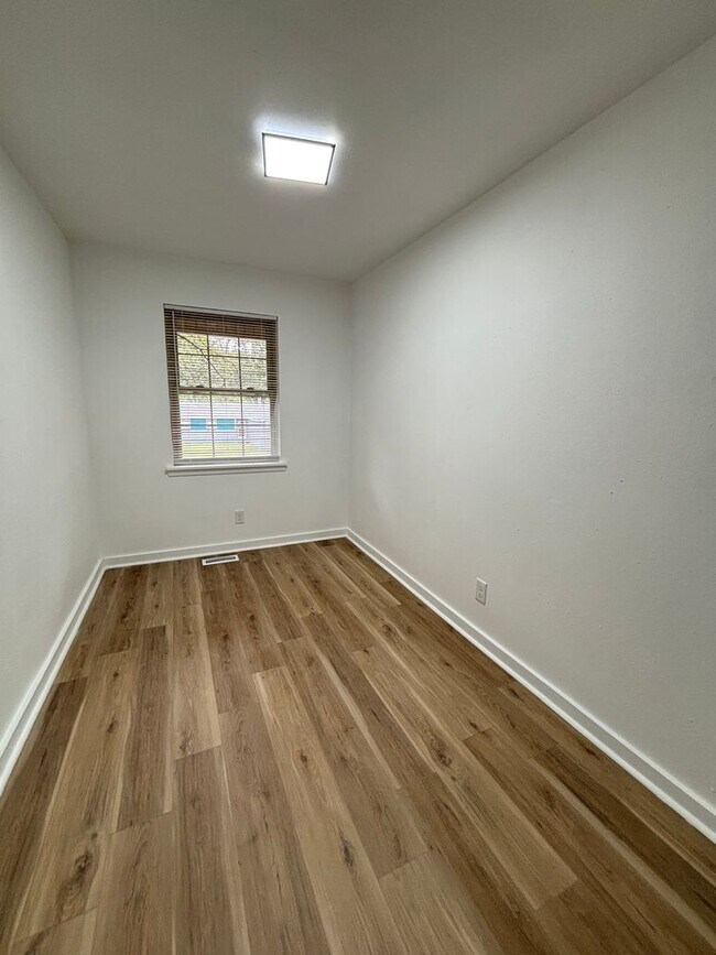 Building Photo - For Rent – Spacious 4-Bedroom Home in Nort...