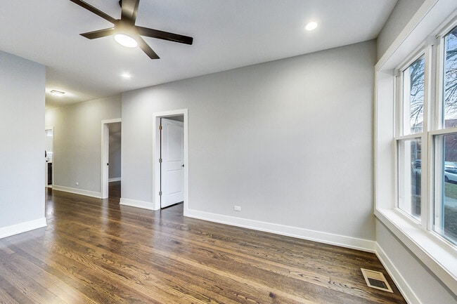 Building Photo - 4515 N Christiana Ave