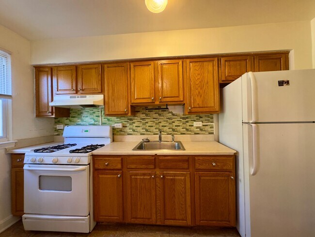 Building Photo - Charming 2 Bedroom/1 Bathroom Townhome in ...