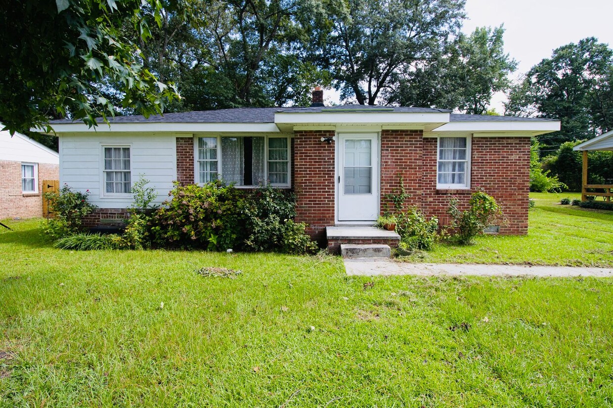 Foto principal - 3 Bedroom, 1 Bathroom Charmer in Cayce - A...