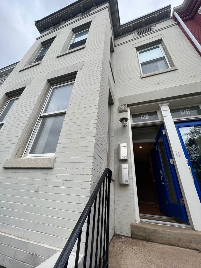 Building Photo - 126 R St NE