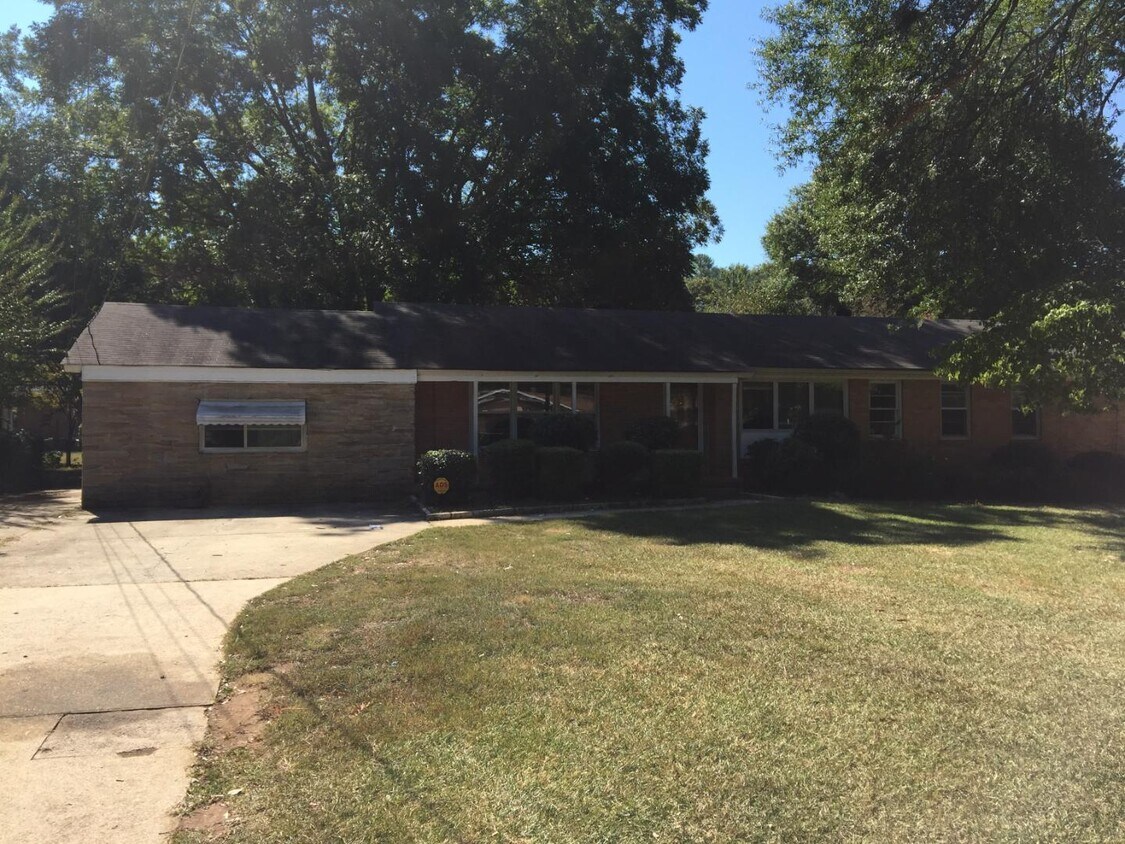 Primary Photo - 897 Twin Lake Dr NE