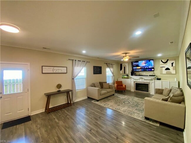 Building Photo - Stunning 4-Bedroom in Norfolk