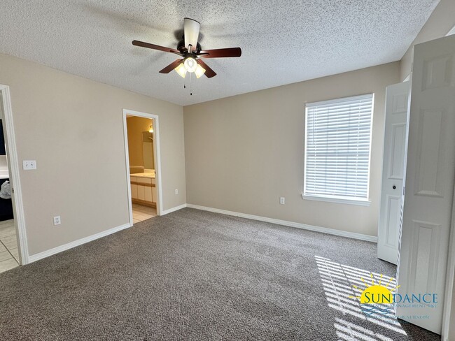 Building Photo - 4 Bedrooms plus bonus loft and 3 full bath...