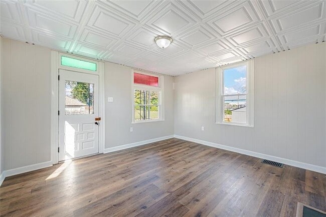 Building Photo - 212 Penn St