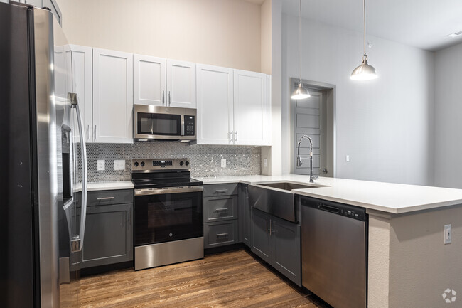 2BR, 2BA - 1,019SF - Kitchen - One90 Main