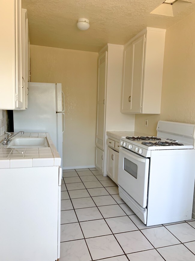 Kitchen - 4521 W 17th St