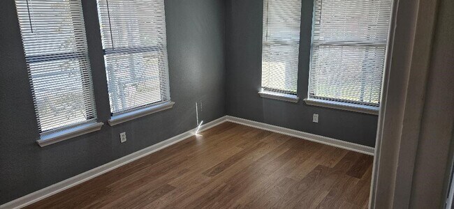 Foto del edificio - 7011 Hillsboro St