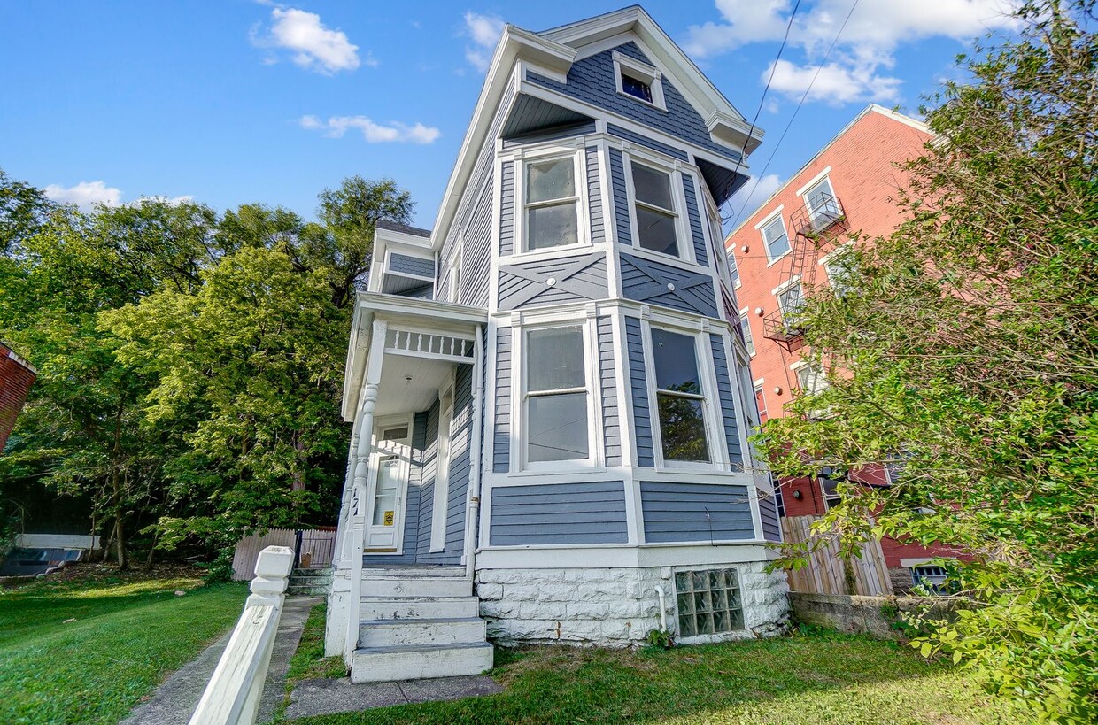 Foto principal - 2 Bed, 1.5 Bath House w/Backyard