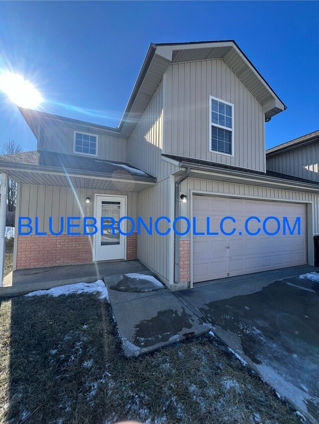 Primary Photo - Spacious 3 bedroom, two level duplex in Ra...