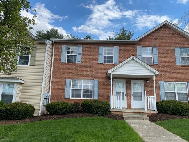 Building Photo - Blacksburg, 4BR / 2.5BA, Available for Fal...