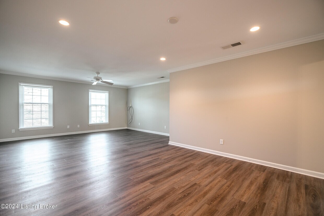 271 Salisbury Square Unit 103, Saint Matthews, KY 40207 Condo for