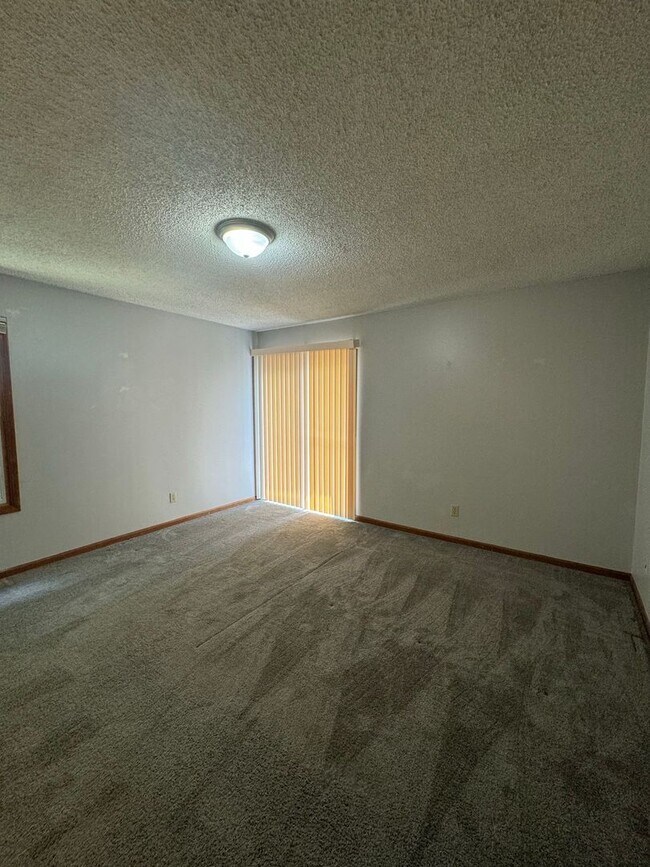 Building Photo - Spacious Duplex in Raymore!