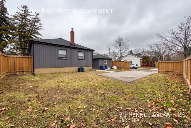 Photo du bâtiment - LEGAL 2 Bedroom Basement- Steps to MOHAWK ...