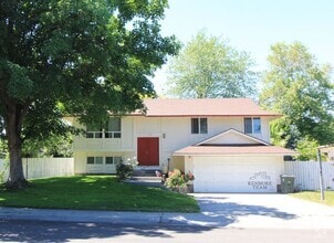 Building Photo - 2205 Carriage Ave