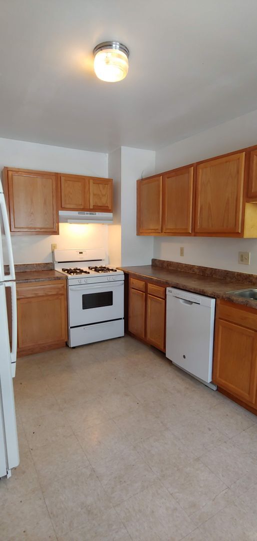 Foto del edificio - 351-351 Roosevelt Ave