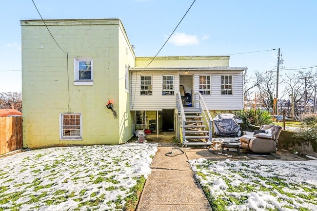 Building Photo - 626 State St