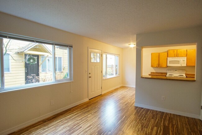 Foto del edificio - Nicely Renovated Townhome in Adorable Broo...