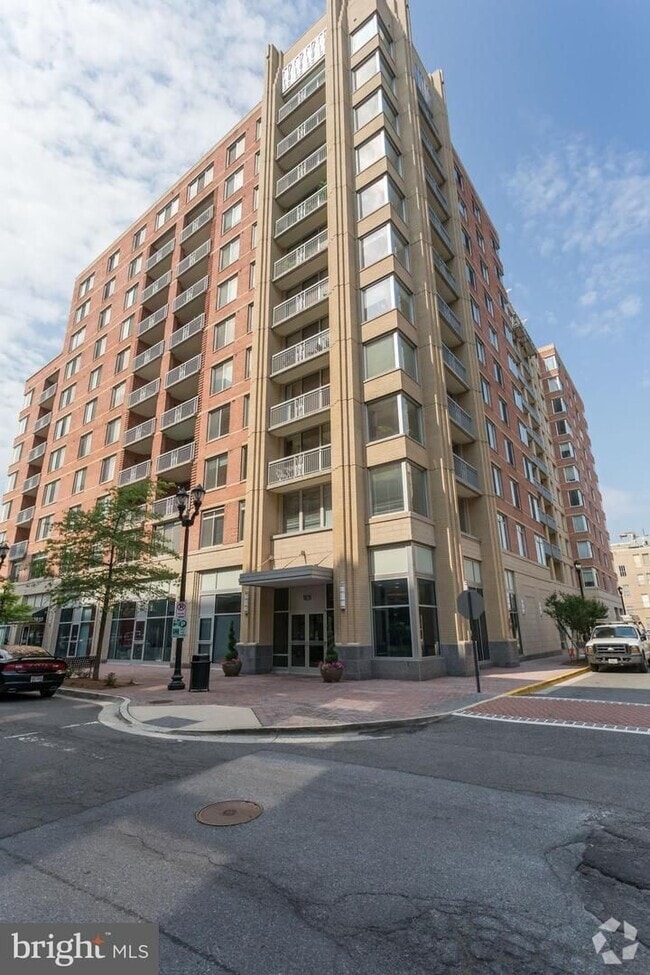 Building Photo - 1020 N Highland St