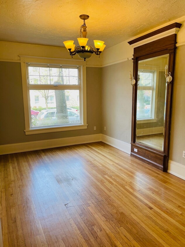 Elegant living room with hardwood floors, high ceilings, large window - 1205 Spring St