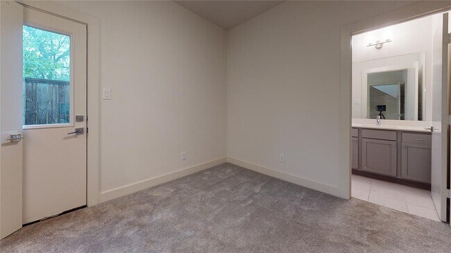 Building Photo - 4803 Martin Oaks Ln