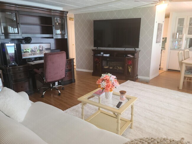 Foto del edificio - 4482 King Theodore Dr