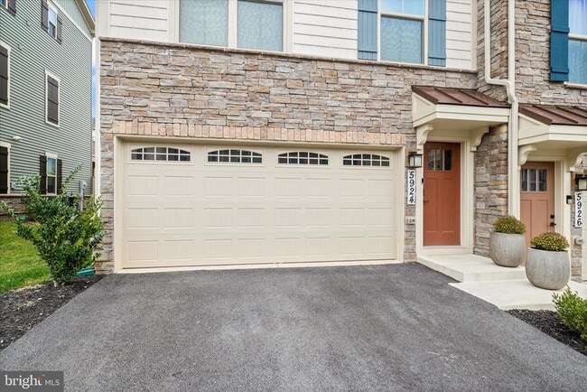 Building Photo - 5924 Pecking Stone St