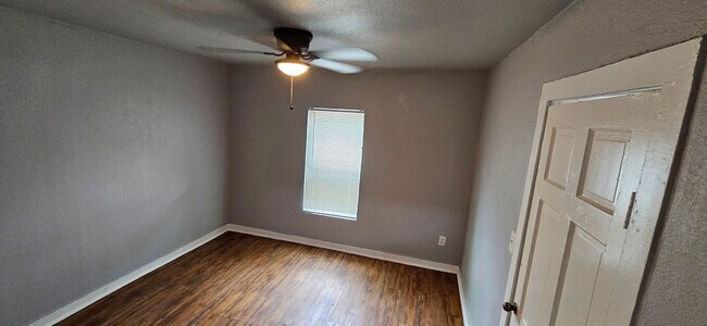 Building Photo - 2 Bedroom, 1 Bathroom Home on a Corner Lot...