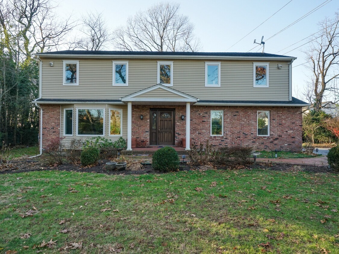 Primary Photo - 1041 Glen Cove Ave