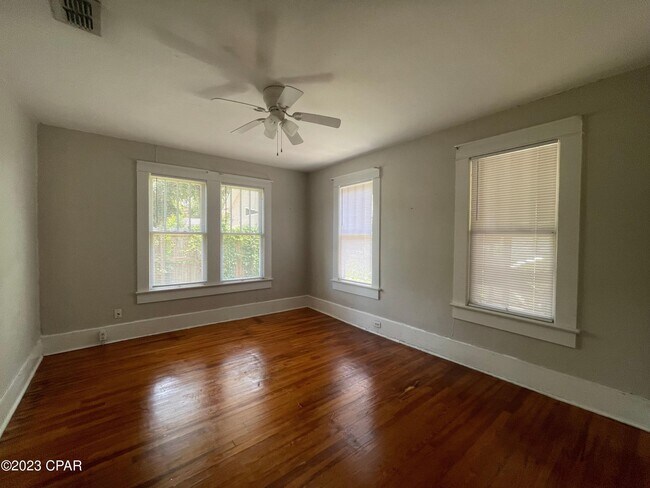 Foto del edificio - 120 Harmon Ave