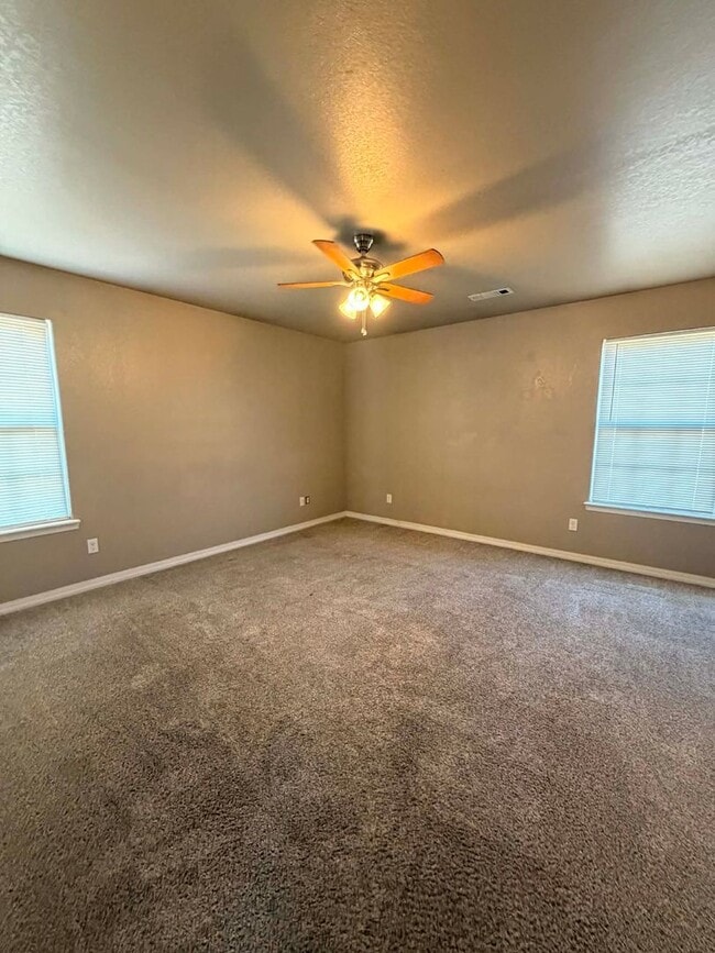 Building Photo - Cute 3 Bedroom, 2 bathroom house with a 2 car garage, and a storm shelter in the garage!!!