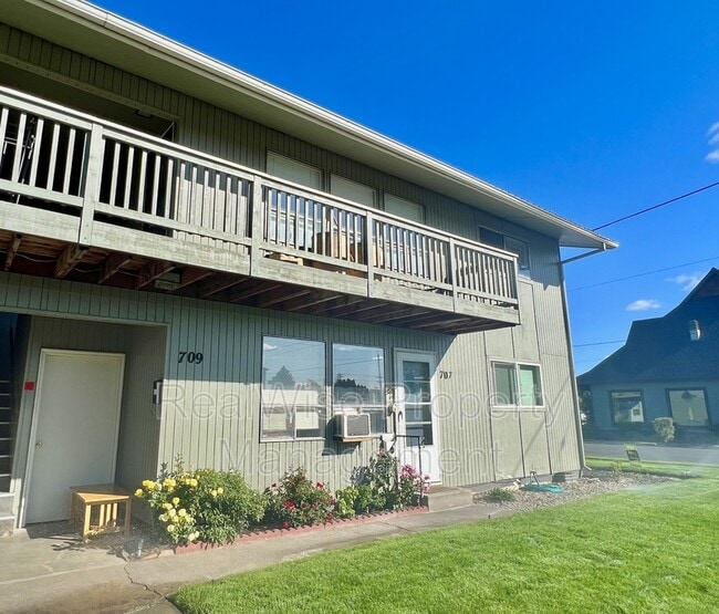 Foto del edificio - 713 NW Birch Ave