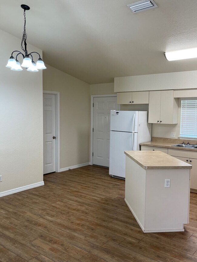 Foto del edificio - 8118 Juniper Rd