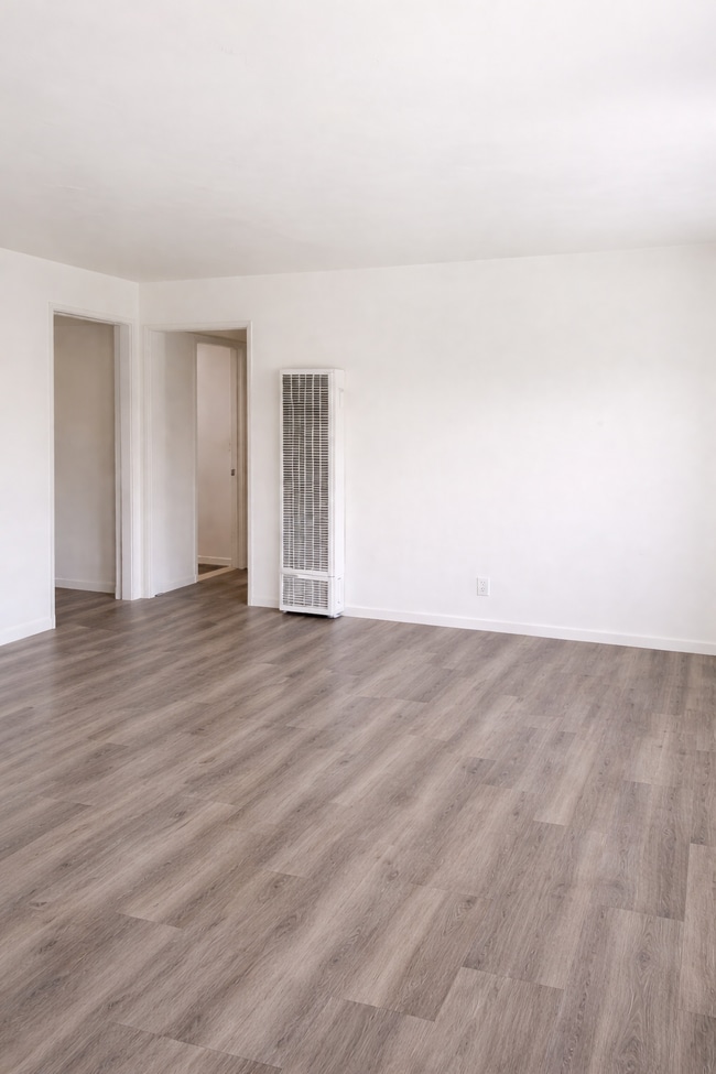 Building Photo - 2 Bed / 1 Bath Apartment – Prime Bay Park Location