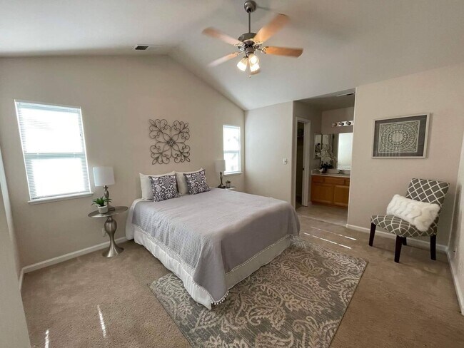 Foto del edificio - Beautiful 3 Bedroom Home with Vaulted Ceilings, Washer & Dryer Included
