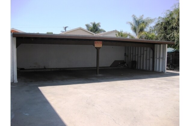 Estacionamiento - 2214-2240 W Wardlow Rd