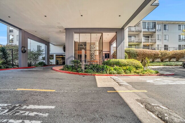 Building Photo - 4 Commodore Dr